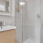 Airy With Balcony & Garage By Ndp Rent 公寓