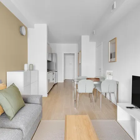 Airy With Balcony & Garage Apartment *
