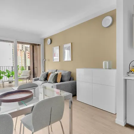 Airy With Balcony & Garage Daire Milano