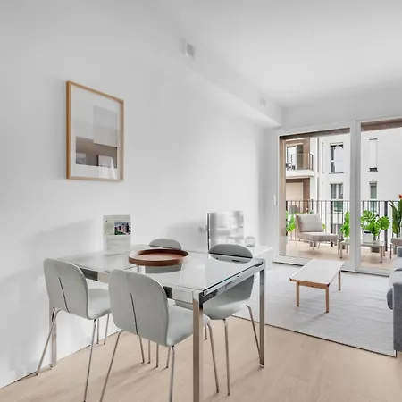 Airy With Balcony & Garage Apartment