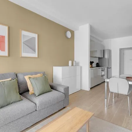 Airy With Balcony & Garage Apartment