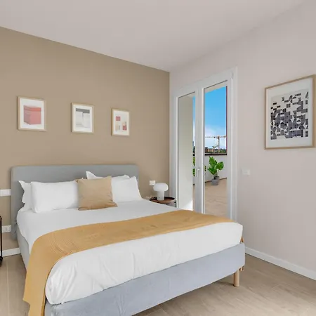 Airy With Balcony & Garage Daire Milano