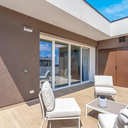 Airy With Balcony & Garage Apartment