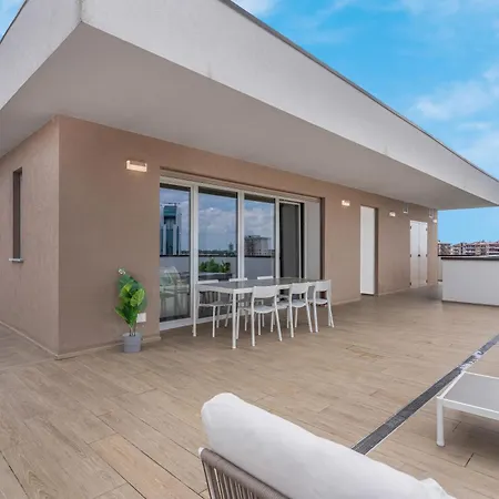Daire Airy With Balcony & Garage *