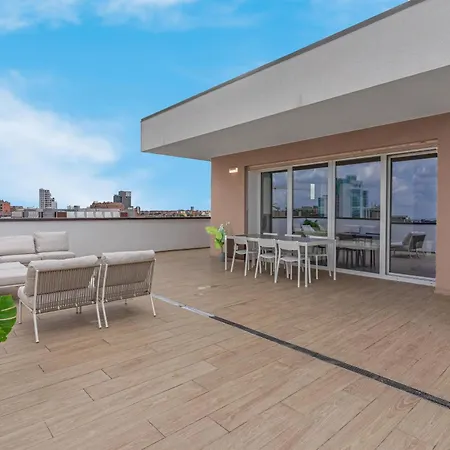 Airy With Balcony & Garage Apartment