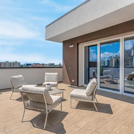Airy With Balcony & Garage Apartment *