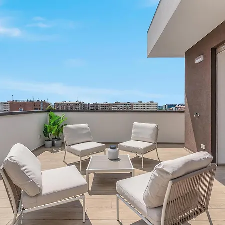 Airy With Balcony & Garage Apartment *