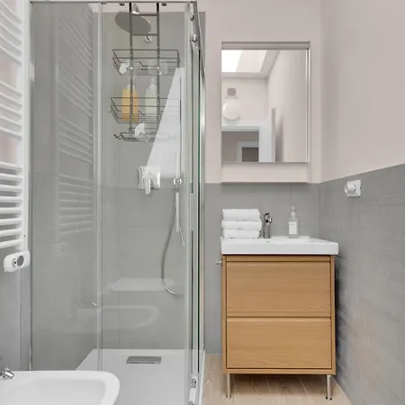 Airy With Balcony & Garage By Ndp Rent Mailand