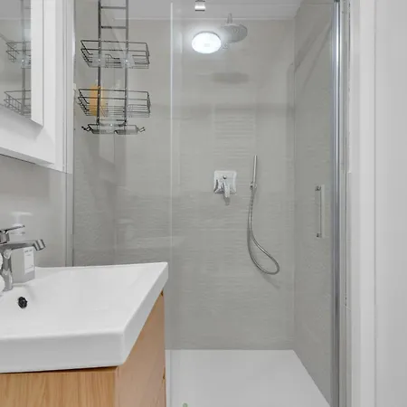 Airy With Balcony & Garage Milano