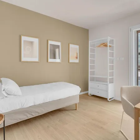 Airy With Balcony & Garage Apartment Milan