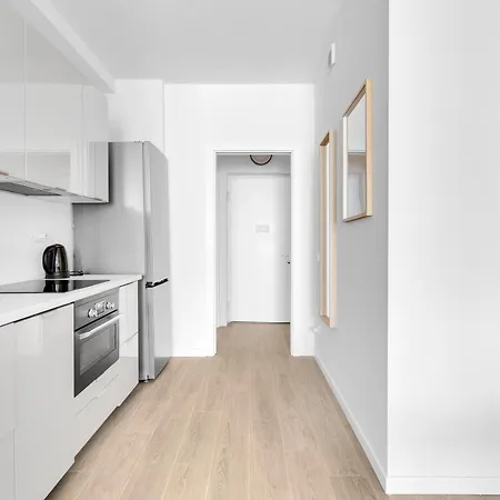 Airy With Balcony & Garage 公寓 *