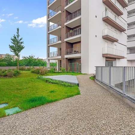 Airy With Balcony & Garage 米兰