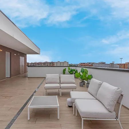 公寓 Airy With Balcony & Garage