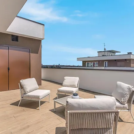 Airy With Balcony & Garage 米兰