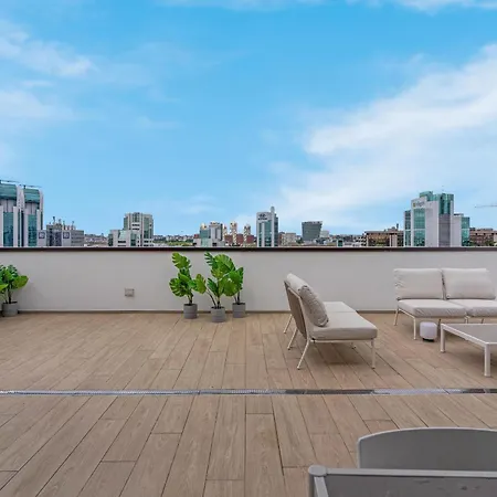 公寓 Airy With Balcony & Garage