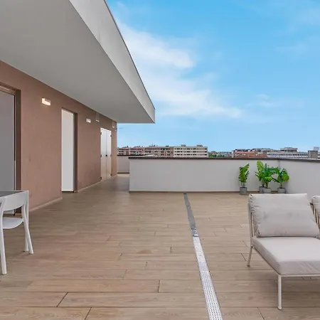 Airy With Balcony & Garage 米兰